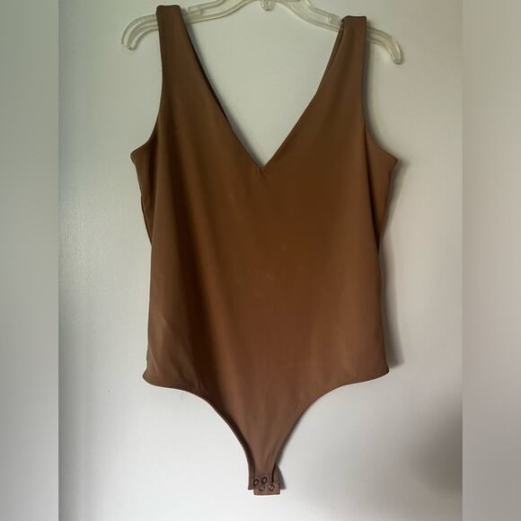 EXPRESS Bodysuit V Neck Sleeveless Tan/ Light Brown. Size Large - Picture 4 of 10